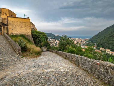 Liguria 'daki Finalborgo Kalesi' nden manzara