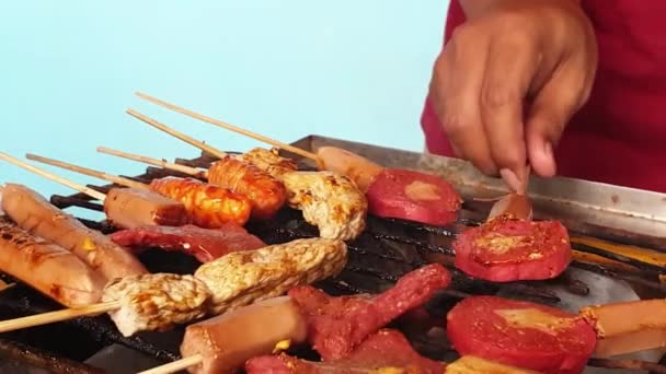 烤香肠和快餐是用烤炉烤的 — 图库视频影像