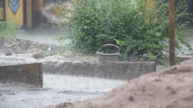 Yere düşen yağmur damlaları Yağmurlu gün