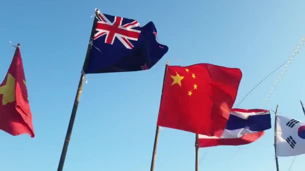 요그야카르타 2023년 16일 파랑쿠스모 해변의 페스티벌에서 다양한 국가의 깃발이 깃발을 — 비디오