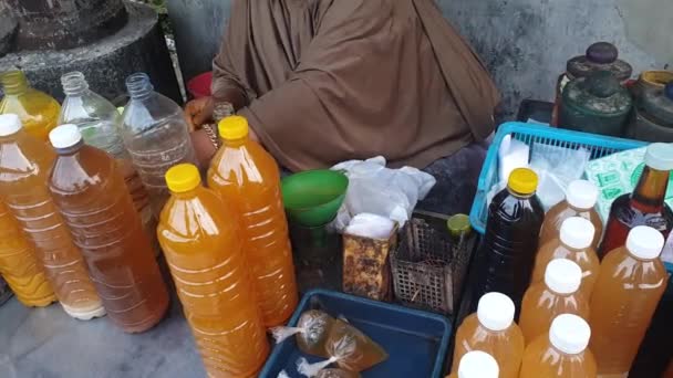 Aproape Mâna Vânzătorului Sticlele Jamu Băutură Tradițională Indoneziană Din Plante — Videoclip de stoc
