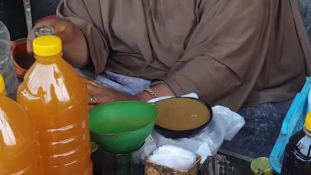 Nahaufnahme Von Verkäuferhand Und Flaschen Jamu Einem Traditionellen Indonesischen Kräutergetränk — Stockvideo