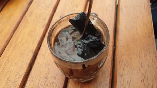 中のホットジョスコーヒーは黒炭です — ストック動画
