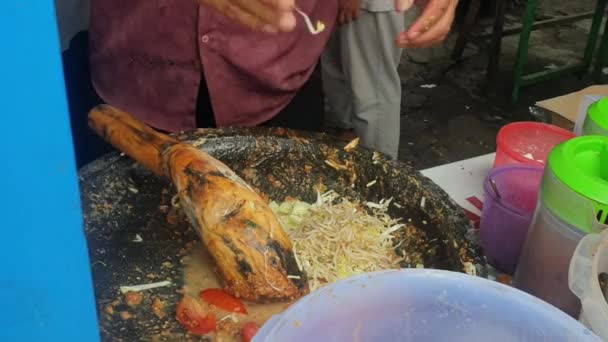 Приготовление Тайской Еды Сковородке — стоковое видео