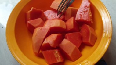 Papaya turuncu bir kasede küçük parçalara bölünmüş.
