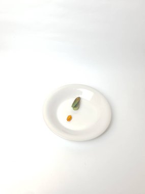 Beyaz tabakta midye. 