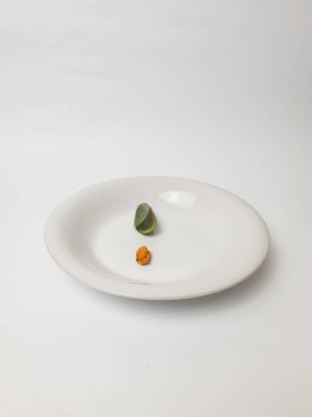 Beyaz tabakta midye. 