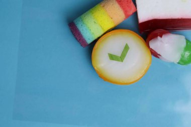 Lapindo kue lumpur, Endonezya 'nın geleneksel ıslak keki. Lezzetli bir pazar atıştırması, mavi arka plan..