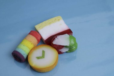 Lapindo kue lumpur, Endonezya 'nın geleneksel ıslak keki. Lezzetli bir pazar atıştırması, mavi arka plan..