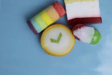 Lapindo kue lumpur, Endonezya 'nın geleneksel ıslak keki. Lezzetli bir pazar atıştırması, mavi arka plan..