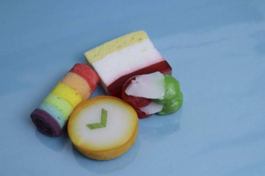 Lapindo kue lumpur, Endonezya 'nın geleneksel ıslak keki. Lezzetli bir pazar atıştırması, mavi arka plan..