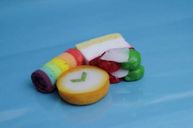 Lapindo kue lumpur, Endonezya 'nın geleneksel ıslak keki. Lezzetli bir pazar atıştırması, mavi arka plan..
