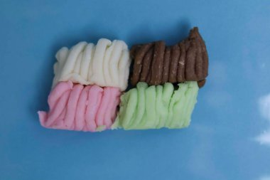 Ana malzeme olarak manyok ya da manyok ile yapılmış bir aperatif al. Getuk mavi arkaplanlı..