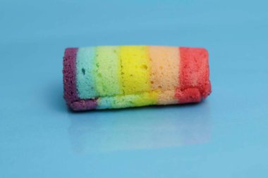 Lapindo kue lumpur, Endonezya 'nın geleneksel ıslak keki. Lezzetli bir pazar atıştırması, mavi arka plan..