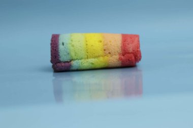 Lapindo kue lumpur, Endonezya 'nın geleneksel ıslak keki. Lezzetli bir pazar atıştırması, mavi arka plan..