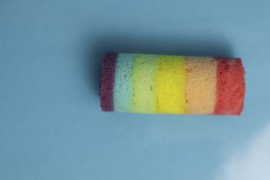 Lapindo kue lumpur, Endonezya 'nın geleneksel ıslak keki. Lezzetli bir pazar atıştırması, mavi arka plan..