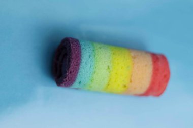 Lapindo kue lumpur, Endonezya 'nın geleneksel ıslak keki. Lezzetli bir pazar atıştırması, mavi arka plan..