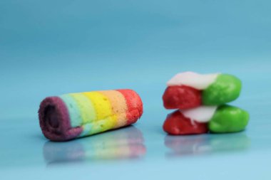 Lapindo kue lumpur, Endonezya 'nın geleneksel ıslak keki. Lezzetli bir pazar atıştırması, mavi arka plan..