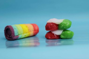 Lapindo kue lumpur, Endonezya 'nın geleneksel ıslak keki. Lezzetli bir pazar atıştırması, mavi arka plan..