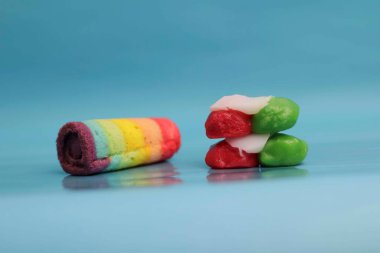 Lapindo kue lumpur, Endonezya 'nın geleneksel ıslak keki. Lezzetli bir pazar atıştırması, mavi arka plan..