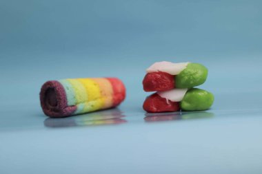 Lapindo kue lumpur, Endonezya 'nın geleneksel ıslak keki. Lezzetli bir pazar atıştırması, mavi arka plan..