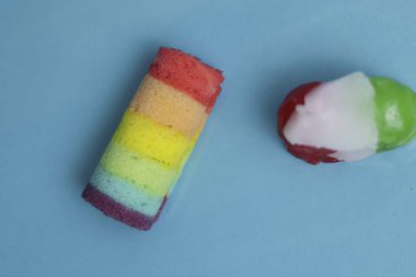 Lapindo kue lumpur, Endonezya 'nın geleneksel ıslak keki. Lezzetli bir pazar atıştırması, mavi arka plan..