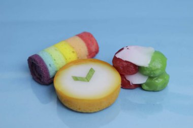 Lapindo kue lumpur, Endonezya 'nın geleneksel ıslak keki. Lezzetli bir pazar atıştırması, mavi arka plan..