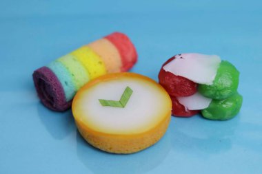 Lapindo kue lumpur, Endonezya 'nın geleneksel ıslak keki. Lezzetli bir pazar atıştırması, mavi arka plan..