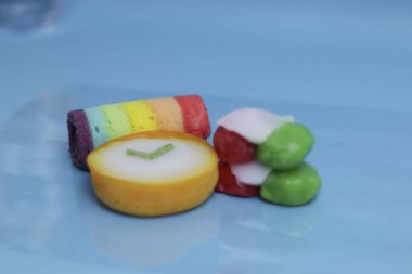 Lapindo kue lumpur, Endonezya 'nın geleneksel ıslak keki. Lezzetli bir pazar atıştırması, mavi arka plan..