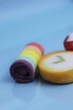 Lapindo kue lumpur, Endonezya 'nın geleneksel ıslak keki. Lezzetli bir pazar atıştırması, mavi arka plan..