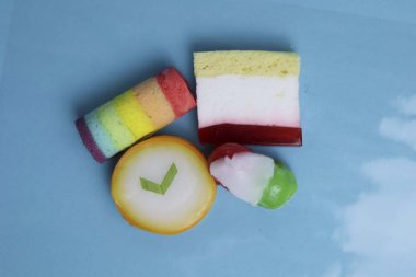 Lapindo kue lumpur, Endonezya 'nın geleneksel ıslak keki. Lezzetli bir pazar atıştırması, mavi arka plan..