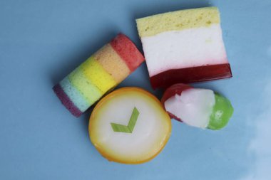 Lapindo kue lumpur, Endonezya 'nın geleneksel ıslak keki. Lezzetli bir pazar atıştırması, mavi arka plan..