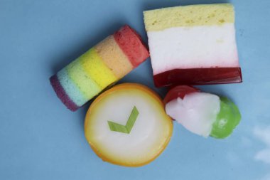 Lapindo kue lumpur, Endonezya 'nın geleneksel ıslak keki. Lezzetli bir pazar atıştırması, mavi arka plan..