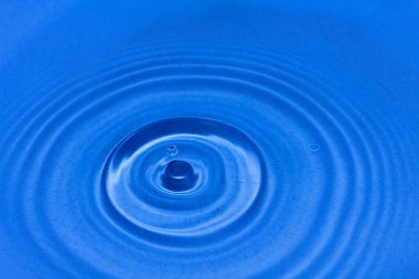 Mavi arkaplanda su damlası