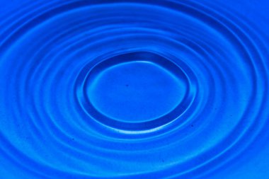 Mavi arkaplanda su damlası