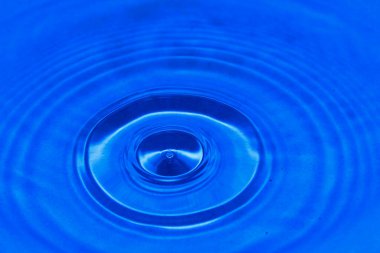 Mavi arkaplanda su damlası