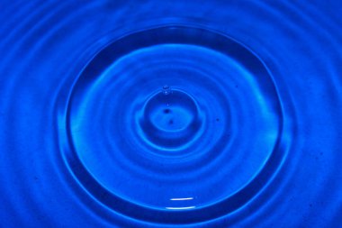 Mavi arkaplanda su damlası