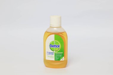Lampung Selatan - Endonezya, 06 Mart 2023: Dettol Antibakteriyel Dezenfektan beyaz arka planda izole edildi. Enfeksiyondan korunmak için ev yüzeyindeki zararlı mikrop ve bakterilerin% 99.9 'unu öldürür..