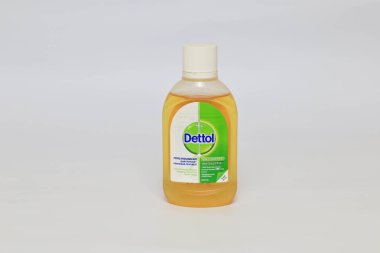 Lampung Selatan - Endonezya, 06 Mart 2023: Dettol Antibakteriyel Dezenfektan beyaz arka planda izole edildi. Enfeksiyondan korunmak için ev yüzeyindeki zararlı mikrop ve bakterilerin% 99.9 'unu öldürür..