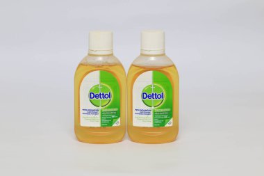 Lampung Selatan - Endonezya, 06 Mart 2023: Dettol Antibakteriyel Dezenfektan beyaz arka planda izole edildi. Enfeksiyondan korunmak için ev yüzeyindeki zararlı mikrop ve bakterilerin% 99.9 'unu öldürür..