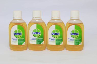 Lampung Selatan - Endonezya, 06 Mart 2023: Dettol Antibakteriyel Dezenfektan beyaz arka planda izole edildi. Enfeksiyondan korunmak için ev yüzeyindeki zararlı mikrop ve bakterilerin% 99.9 'unu öldürür..