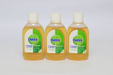 Lampung Selatan - Endonezya, 06 Mart 2023: Dettol Antibakteriyel Dezenfektan beyaz arka planda izole edildi. Enfeksiyondan korunmak için ev yüzeyindeki zararlı mikrop ve bakterilerin% 99.9 'unu öldürür..