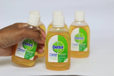 Lampung Selatan - Endonezya, 06 Mart 2023: Dettol Antibakteriyel Dezenfektan beyaz arka planda izole edildi. Enfeksiyondan korunmak için ev yüzeyindeki zararlı mikrop ve bakterilerin% 99.9 'unu öldürür..