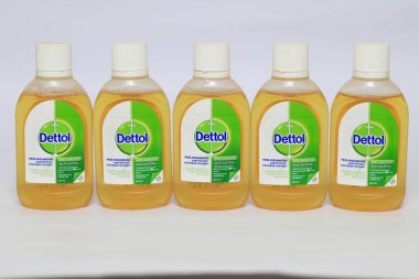 Lampung Selatan - Endonezya, 06 Mart 2023: Dettol Antibakteriyel Dezenfektan beyaz arka planda izole edildi. Enfeksiyondan korunmak için ev yüzeyindeki zararlı mikrop ve bakterilerin% 99.9 'unu öldürür..