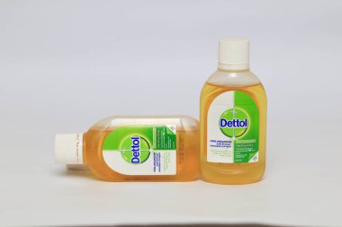 Lampung Selatan - Endonezya, 06 Mart 2023: Dettol Antibakteriyel Dezenfektan beyaz arka planda izole edildi. Enfeksiyondan korunmak için ev yüzeyindeki zararlı mikrop ve bakterilerin% 99.9 'unu öldürür..