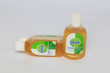Lampung Selatan - Endonezya, 06 Mart 2023: Dettol Antibakteriyel Dezenfektan beyaz arka planda izole edildi. Enfeksiyondan korunmak için ev yüzeyindeki zararlı mikrop ve bakterilerin% 99.9 'unu öldürür..