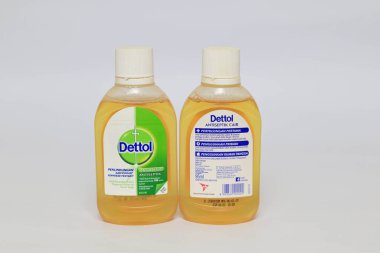 Lampung Selatan - Endonezya, 06 Mart 2023: Dettol Antibakteriyel Dezenfektan beyaz arka planda izole edildi. Enfeksiyondan korunmak için ev yüzeyindeki zararlı mikrop ve bakterilerin% 99.9 'unu öldürür..