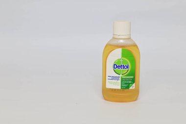 Lampung Selatan - Endonezya, 06 Mart 2023: Dettol Antibakteriyel Dezenfektan beyaz arka planda izole edildi. Enfeksiyondan korunmak için ev yüzeyindeki zararlı mikrop ve bakterilerin% 99.9 'unu öldürür..