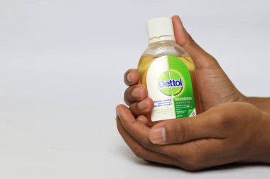 Lampung Selatan - Endonezya, 06 Mart 2023: Dettol Antibakteriyel Dezenfektan beyaz arka planda izole edildi. Enfeksiyondan korunmak için ev yüzeyindeki zararlı mikrop ve bakterilerin% 99.9 'unu öldürür..