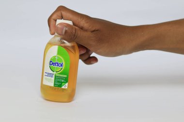 Lampung Selatan - Endonezya, 06 Mart 2023: Dettol Antibakteriyel Dezenfektan beyaz arka planda izole edildi. Enfeksiyondan korunmak için ev yüzeyindeki zararlı mikrop ve bakterilerin% 99.9 'unu öldürür..